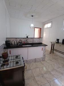 a kitchen with a stove and a counter top at Casa Progresso in Juiz de Fora