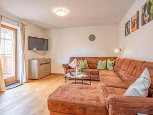 a living room with a couch and a table at Kraftplatz am Litzlhof in Itter
