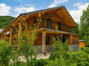 a log home with a wrap around porch at Alpensehnsucht in Afritz