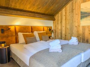 a bedroom with a bed with towels on it at Mirnockblick in Afritz