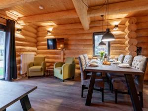 a dining room with a table and chairs at Jenig 2B in Jenig