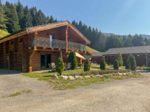 a log cabin with a balcony on the side of it at Jenig 1A in Jenig