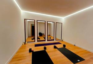 a room with a yoga room with mirrors at Papillon 05 - Wellness - 6 Pers - Sauna - Jacuzzi - Yoga - Petanque - Parking in Briançon