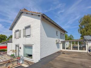 a white house with a lot of windows at Zicht op Valkenburg in Schin op Geul