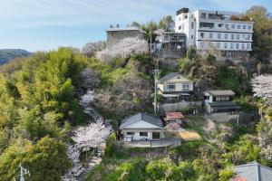 a house on top of a hill withakura trees at Saka no Kaze in Onomichi