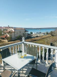 una mesa en un balcón con vistas al océano en Apartman Lana, en Klimno