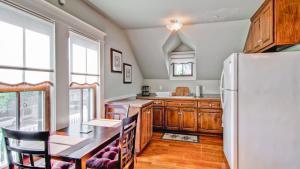 a kitchen with a table and a refrigerator at Hustons Attic by AvantStay in Paso Robles