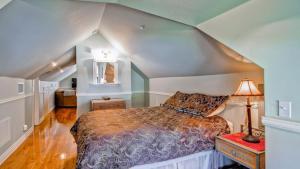a bedroom with a king sized bed in a attic at Hustons Attic by AvantStay in Paso Robles