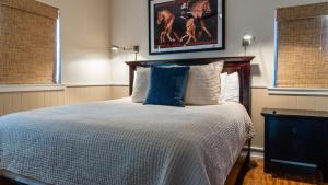 a bedroom with a bed with blue pillows at Park Place by AvantStay in Paso Robles