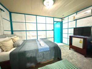a room with a bed with a tv and a tv at Benny sweet family in Ao Phutsa