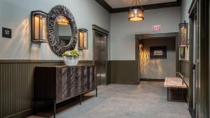 a hallway with a mirror on the wall at Paso Park Suites by AvantStay in Paso Robles