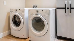 a washing machine and a dryer in a laundry room at Paso Park Suites by AvantStay in Paso Robles
