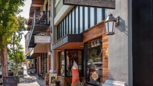 a store front of a store on a city street at Paso Park Suites by AvantStay in Paso Robles