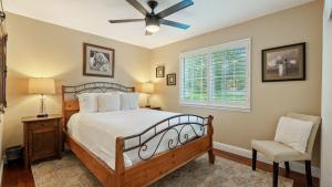 a bedroom with a bed and a ceiling fan at Summer Place by AvantStay in Templeton +34 photos