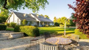 a table and chairs in front of a house at Summer Place by AvantStay in Templeton