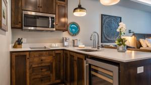 a kitchen with a sink and a microwave at Paso Park Suites by AvantStay in Paso Robles