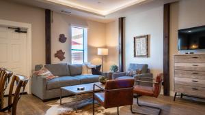 a living room with a couch and a table at Paso Park Suites by AvantStay in Paso Robles