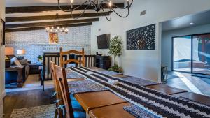 a dining room with a table and a living room at Na Hoku Ranch by AvantStay in Atascadero