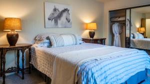 a bedroom with a bed and two lamps and a mirror at Na Hoku Ranch by AvantStay in Atascadero
