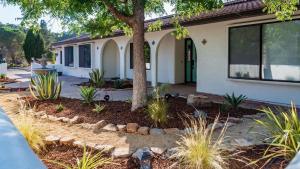 a house with a tree in the front yard at Na Hoku Ranch by AvantStay in Atascadero