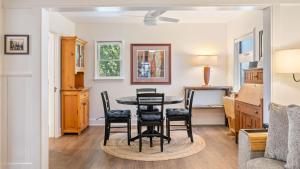 a dining room with a table and chairs at 7th Street Sanctuary by AvantStay in Paso Robles