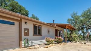 a small white house with a garage at Vita Amorosa by AvantStay in Atascadero