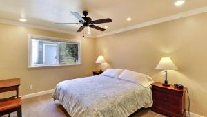 a bedroom with a bed and a ceiling fan at Two Sweet by AvantStay in Paso Robles