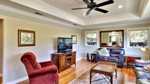 a living room with furniture and a flat screen tv at Two Sweet by AvantStay in Paso Robles