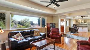 a living room with a couch and a table at Two Sweet by AvantStay in Paso Robles