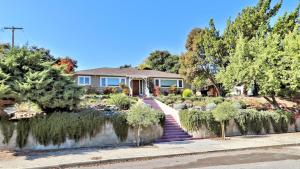a house with a garden in front of it at Two Sweet by AvantStay in Paso Robles