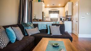 a living room with a brown couch with blue pillows at Baby Bliss by AvantStay in Paso Robles