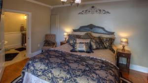 a bedroom with a bed with a blue and white comforter at Bliss House by AvantStay in Paso Robles