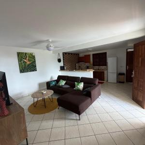 a living room with a couch and a table at Villa Floru in Le Carbet