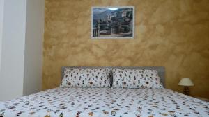 a bedroom with a bed and a picture on the wall at B&B Le Tre Gemme Junior in Lentini