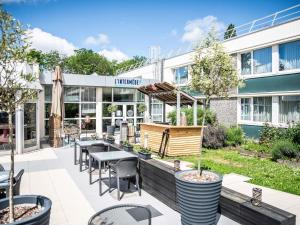 Um jardim em Hotel Novotel Evry Courcouronnes