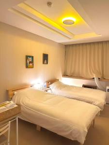 a hotel room with two beds and a window at 雪うさぎ in Katashina