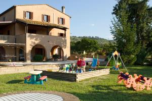 a group of children playing in the yard of a house at Podere Giovanni in Castagneto Carducci