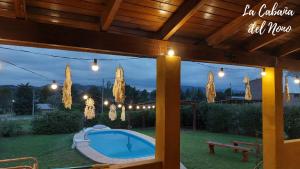 a view of a backyard with a hot tub and lights at La cabaña del nono in Potrero de Garay