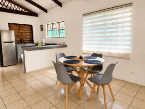 a kitchen and dining room with a table and chairs at La Casita de Yan in Puerto Viejo
