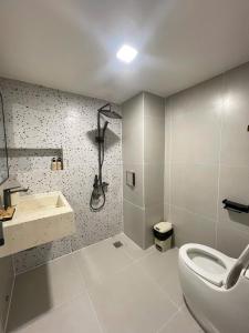 a bathroom with a toilet and a sink at Doge Hotel in Quảng Ngãi