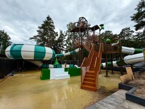 a water park with a water slide and a water slide at Chalet vakantiepark Beekbergen in Beekbergen