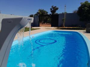 a swimming pool with a water fountain at Rancho do Véio in Aquidauana