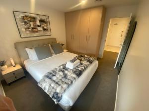 a bedroom with a large white bed in a room at Central City Views In Heart of Central Chch by Stadium in Christchurch