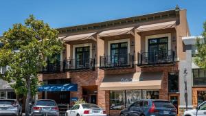 a building with cars parked in front of it at Paso Park Suites by AvantStay in Paso Robles