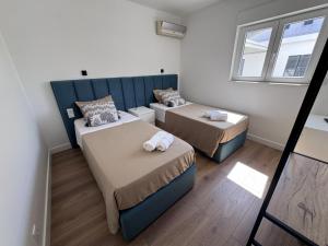 a small room with two beds and a window at Refúgio Templário in Pedreira +55 photos