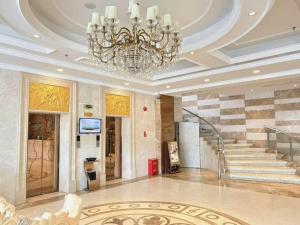 a large lobby with a chandelier in a building at Guangna Hotel in Huizhou