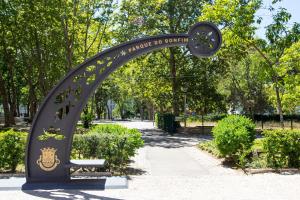 a metal arch with a bench in a park at Meliá Setúbal in Setúbal
