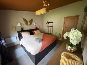 a bedroom with a bed and a vase of flowers at Hytter Brokefjell in Kviteseid