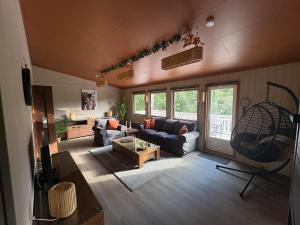a living room with a couch and a table at Hytter Brokefjell in Kviteseid