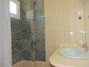 ein Badezimmer mit Waschbecken und Dusche in der Unterkunft Avanda Rooms in Dhërmi